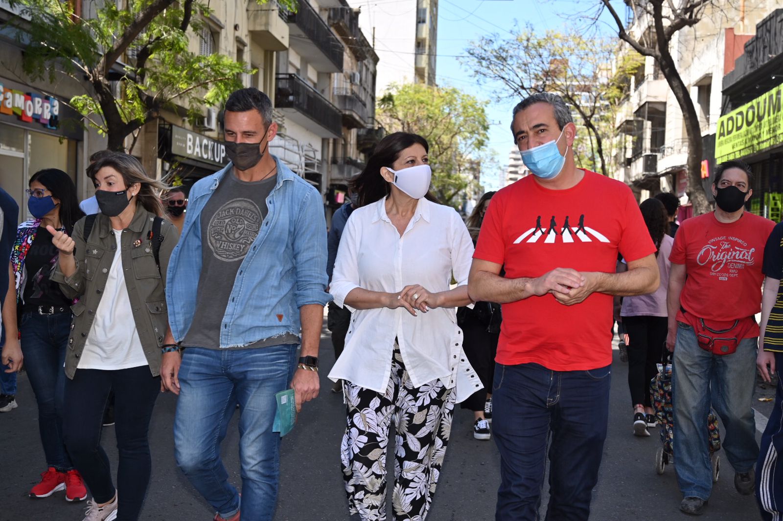 Clara García, Pablo Javkin y Ciro Seisas recorrieron juntos calle San Luis en vísperas del Día de la Madre